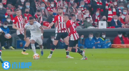 欧冠半场：克瑙夫打破僵局，法兰克福1-0巴塞罗那